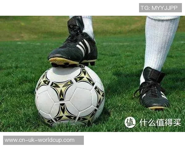 我喜欢踢足球因为它让我感受到团队合作的乐趣和挑战自我的激情